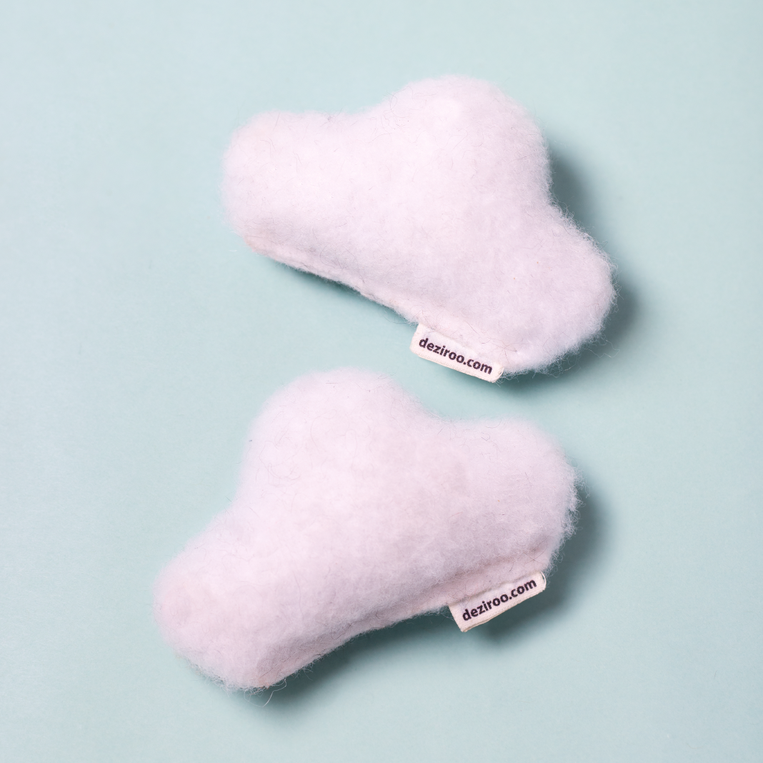 Dezi & Roo - Two cloud-shaped plush toys for cats on a light blue background