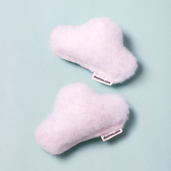 Dezi & Roo - Two cloud-shaped plush toys for cats on a light blue background
